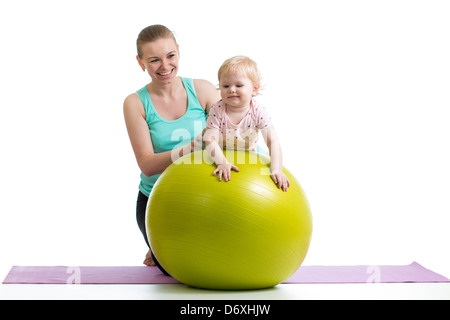 Mutter mit Baby auf Fitness-Ball Turnen Stockfoto