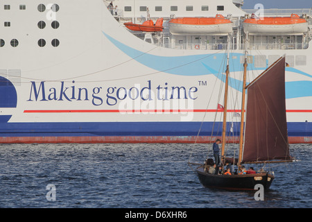 Kiel, Deutschland, die Stena Germanica und das Rettungsboot Clara bei der Kieler Woche Stockfoto