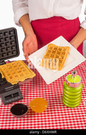 Verzehrfertige Waffeln neben das Waffeleisen Stockfoto