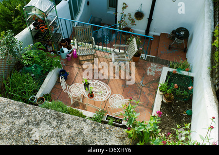 Kleine urban Patio-Garten von oben Stockfoto