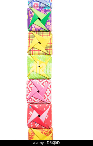 Reihe von Origami-Schachteln auf weißem Hintergrund Stockfoto