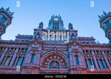 Fassade des Palastes Cibeles, Nachtansicht. Madrid, Spanien. Stockfoto