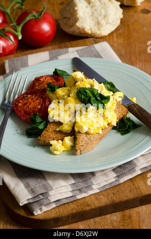 Rührei mit Spinat auf geröstetem Brot Stockfoto