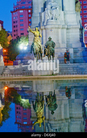 Cervantes-Denkmal und seine Reflexion auf dem Wasser, Nachtansicht. Plaza de España, Madrid, Spanien. Stockfoto