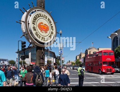 Fisherman's Wharf PIER 39 Open top traditionellen roten London City Tour Bus und Touristenmassen an Fisherman's Wharf Eingang San Francisco California USA Stockfoto