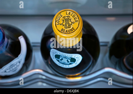 Louis Latour feine Burgunder Flasche Weisswein gespeichert in kontrollierter Temperatur-Weinklimaschrank Stockfoto