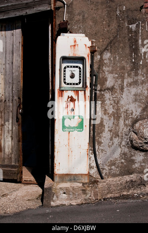 Alten Stil Zapfsäule außerhalb Garage in Nord-Wales Stockfoto