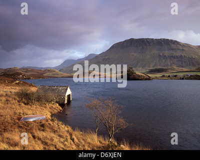 Cregennan See mit Bootshaus und bewölkten Himmel im Snowdonia National Park in der Nähe von Arthog, Gwynedd, Nordwales, UK, Großbritannien. Stockfoto
