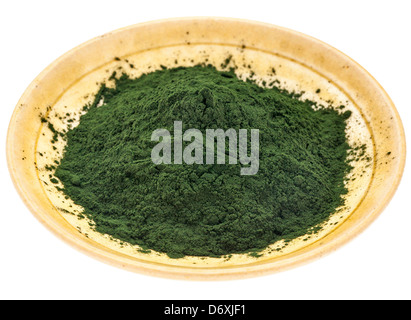 kleine Schale mit Hawaiian Spirulina Pulver vor dem groben weißen gemalten Scheune Holz Hintergrund Stockfoto