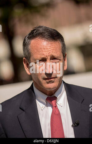 Ehemalige South Carolina Gouverneur Mark Sanford während einer Kampagne Veranstaltung am 24. April 2013 in Charleston, South Carolina. Während der Veranstaltung diskutiert Sanford einen Karton Ausschnitt des House Minority Leader Nancy Pelosi. Stockfoto