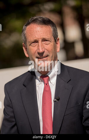 Ehemalige South Carolina Gouverneur Mark Sanford während einer Kampagne Veranstaltung am 24. April 2013 in Charleston, South Carolina. Während der Veranstaltung diskutiert Sanford einen Karton Ausschnitt des House Minority Leader Nancy Pelosi. Stockfoto