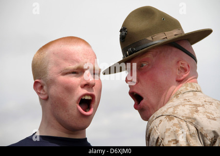 US Marinekorps Bohrgerät Lehrer schreit ein Marine-Rekrut während ein Mini Boot Camp 4. Mai 2012 bei Camp Riley, MN. Stockfoto