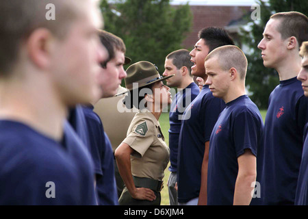 Ein US Marine Corps Drill Instructor schreit ein Marine-Rekrut während Bootcamp in Recruiting Station Indianapolis 20. April 2012 in Indianapolis, IN. Stockfoto