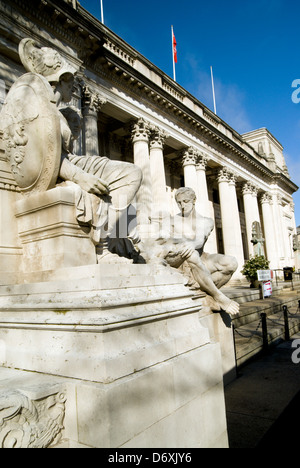 Detail der klassischen Skulptur "Mining" von Albert Hodge 1912 Cardiff Universitätsgebäude Cathays Park Cardiff wales Stockfoto