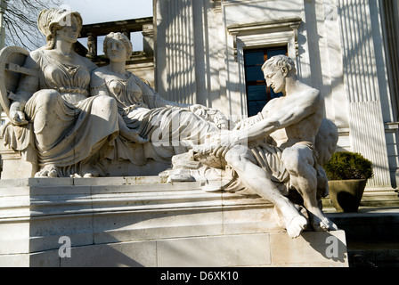 Detail der klassischen Skulptur "Mining" von Albert Hodge 1912 Cardiff Universitätsgebäude Cathays Park Cardiff wales Stockfoto