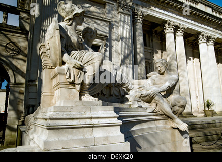 Detail der klassischen Skulptur "Mining" von Albert Hodge 1912 Cardiff Universitätsgebäude Cathays Park Cardiff wales Stockfoto