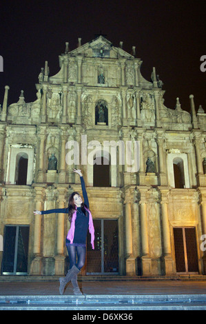 Ruinen der St. Pauls-Kirche in der Nacht mit hübschen Mädchen posiert Macau Stockfoto