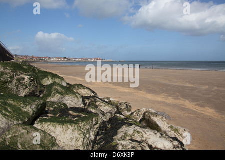 Wales Küstenweg in Nord-Wales. Malerische Aussicht auf Colwyn Bay und die irische See mit Rhos auf Meer im Hintergrund. Stockfoto