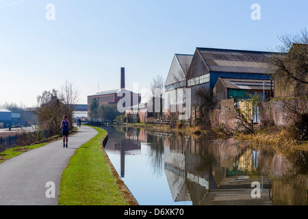 Läufer an den Ufern der Leeds, Liverpool Canal am Stadtrand von Leeds, West Yorkshire, Großbritannien Stockfoto