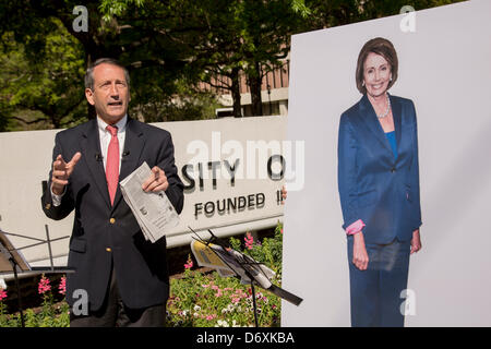 Ehemalige South Carolina Gouverneur Mark Sanford Debatten einen Karton Ausschnitt des House Minority Leader Nancy Pelosi während einer Kampagne Veranstaltung am 24. April 2013 in Charleston, South Carolina. Stockfoto