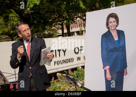 Ehemalige South Carolina Gouverneur Mark Sanford Debatten einen Karton Ausschnitt des House Minority Leader Nancy Pelosi während einer Kampagne Veranstaltung am 24. April 2013 in Charleston, South Carolina. Stockfoto