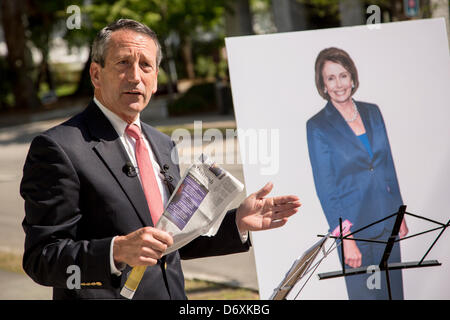 Ehemalige South Carolina Gouverneur Mark Sanford Debatten einen Karton Ausschnitt des House Minority Leader Nancy Pelosi während einer Kampagne Veranstaltung am 24. April 2013 in Charleston, South Carolina. Stockfoto