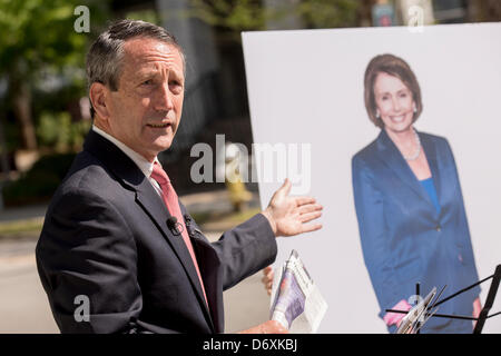 Ehemalige South Carolina Gouverneur Mark Sanford Debatten einen Karton Ausschnitt des House Minority Leader Nancy Pelosi während einer Kampagne Veranstaltung am 24. April 2013 in Charleston, South Carolina. Stockfoto