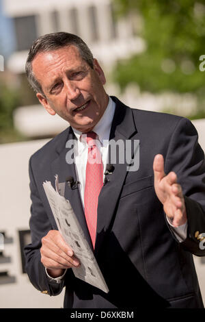 Ehemalige South Carolina Gouverneur Mark Sanford während einer Kampagne Veranstaltung am 24. April 2013 in Charleston, South Carolina. Während der Veranstaltung diskutiert Sanford einen Karton Ausschnitt des House Minority Leader Nancy Pelosi. Stockfoto