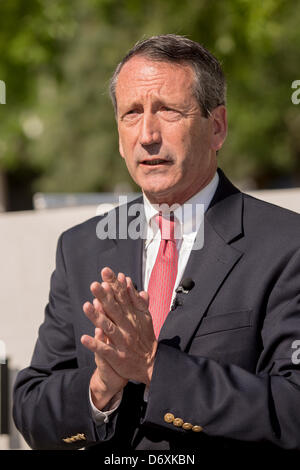 Ehemalige South Carolina Gouverneur Mark Sanford während einer Kampagne Veranstaltung am 24. April 2013 in Charleston, South Carolina. Während der Veranstaltung diskutiert Sanford einen Karton Ausschnitt des House Minority Leader Nancy Pelosi. Stockfoto