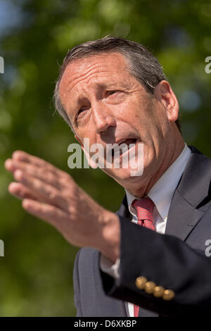 Ehemalige South Carolina Gouverneur Mark Sanford während einer Kampagne Veranstaltung am 24. April 2013 in Charleston, South Carolina. Während der Veranstaltung diskutiert Sanford einen Karton Ausschnitt des House Minority Leader Nancy Pelosi. Stockfoto