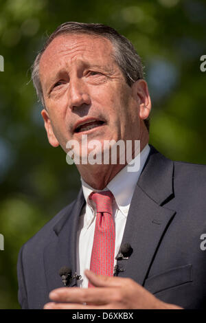 Ehemalige South Carolina Gouverneur Mark Sanford während einer Kampagne Veranstaltung am 24. April 2013 in Charleston, South Carolina. Während der Veranstaltung diskutiert Sanford einen Karton Ausschnitt des House Minority Leader Nancy Pelosi. Stockfoto