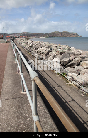 Wales Küstenweg in Nord-Wales. Am Marine Drive Esplanade in Rhos auf Meer, mit den Little Orme im Hintergrund. Stockfoto