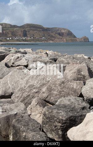 Wales Küstenweg in Nord-Wales. Küstenschutzes am Rhos auf Meer, mit den Little Orme im Hintergrund. Stockfoto