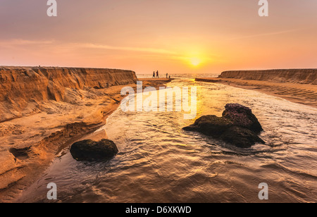 Thottada-Fluss mündet in Arabisches Meer Thottada Strand entlang auf einen schönen Abend bei Sonnenuntergang im Thottada Village, Kannur, Kerala. Stockfoto