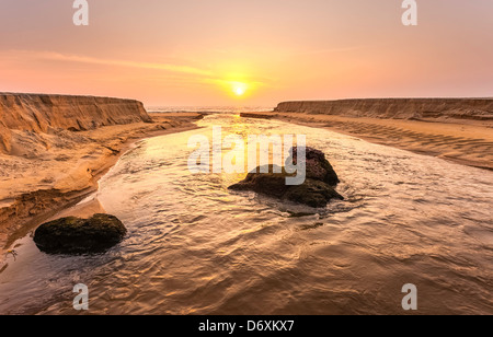 Thottada-Fluss mündet in Arabisches Meer Thottada Strand entlang auf einen schönen Abend bei Sonnenuntergang im Thottada Village, Kannur, Kerala. Stockfoto