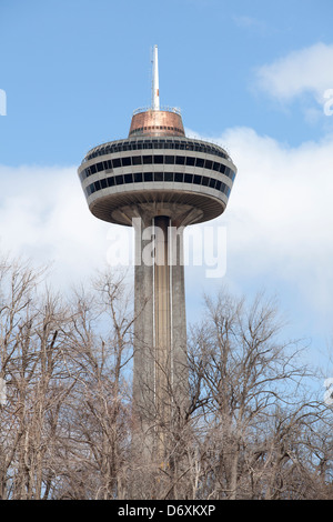 Niagara Falls im Frühjahr, an der Grenze zwischen den USA und Kanada. Sklyon Wachturm zeigen auf der kanadischen Seite. Stockfoto