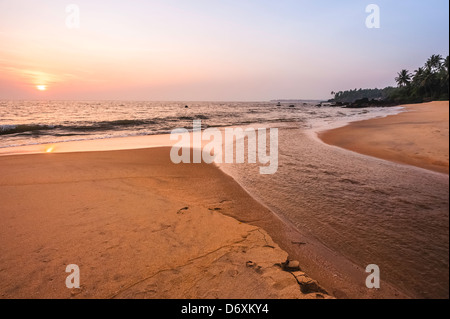 Thottada-Fluss mündet in Arabisches Meer Thottada Strand entlang auf einen schönen Abend bei Sonnenuntergang im Thottada Village, Kannur, Kerala. Stockfoto