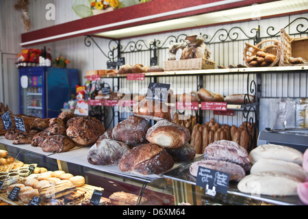 Leckere Köstlichkeiten in der Bäckerei in Lyons-la-Foret. Stockfoto