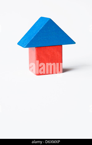 Kinder bauen von Backsteinen in der Form eines Hauses. Stockfoto