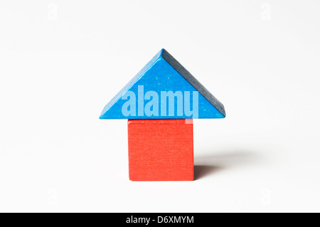 Kinder bauen von Backsteinen in der Form eines Hauses. Stockfoto