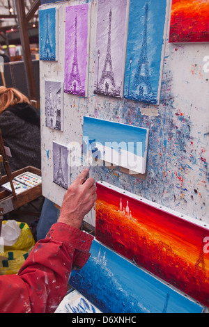 Ein Maler schafft ein weiteres Kunstwerk in Montmartre, Place du Tertre, Paris. Stockfoto