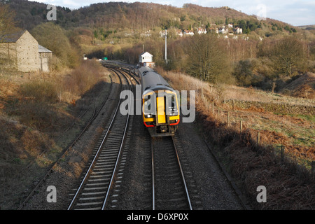 Personenzug in Grindleford Derbyshire auf der Bahnlinie Hope Valley, Peak District England UK Eisenbahnschienen ländlicher Transport in britischer Landschaft Stockfoto