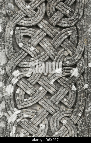 Keltische Flechtarbeit in Stein gemeißelt. Stockfoto