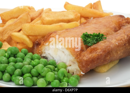 Nahaufnahme einer Platte von Fisch, Chips und Erbsen - geringe Schärfentiefe Stockfoto