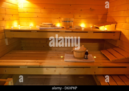 Innenraum einer finnischen Sauna im Kerzenschein Stockfoto