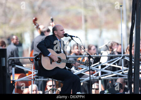 Cambridge, Massachusetts, USA. 24. April 2013. Musiker James Taylor spielt vor der Kulisse von Tausende von Studenten und Mitglieder der Strafverfolgung aus quer durch die USA, die auf dem Campus des Massachusetts Institute of Technology ihre Aufwartung zu gefallenen MIT Polizist Sean Collier auf Mittwoch, 24. April 2013 in Cambridge, Massachusetts auf Briggs Feld gesammelt. (Bild Kredit: Kredit: Nicolaus Czarnecki/METRO US/ZUMAPRESS.com/Alamy Live-Nachrichten) Stockfoto