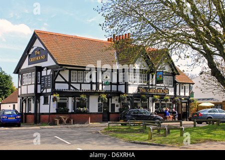 Der Greyhound Pub in Weston grün, Esher, Surrey, England, UK. Stockfoto