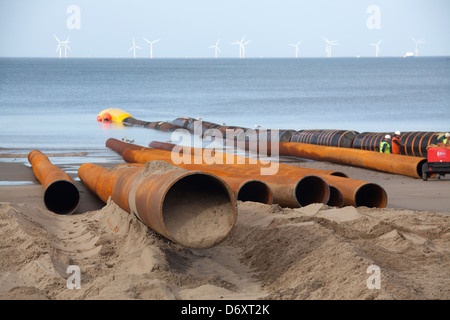 Wales Küstenweg in Nord-Wales. Meer-Verteidigung arbeitet in Colwyn Bay Beach. Stockfoto