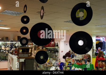 Vinyl-Scheibe aufgehängt in einem Musikgeschäft Stockfoto