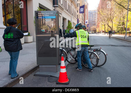 New York, NY, USA 24. April 2013. Verkehrsministerium Arbeiter eine BikeShare Station auf Washington Square East zu installieren. Bildnachweis: Stacy Walsh Rosenstock Stockfoto